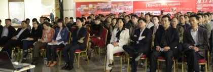 洪大党员深入学习群众基础路线教育，观看龚全珍模范教育片