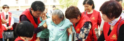 重阳节，洪大商户义工代表前往敬老院看望孤寡老人