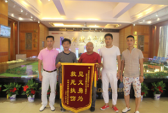 “我找了四天，终于找到了我们家儿媳妇的救命恩人！”来自洪城大市场A廊36号的商户徐党其无比激动地说道！8月24日上午，徐党其特意送来一面”救死扶伤、见义勇为”锦旗感谢商户况卫强的救命之恩。