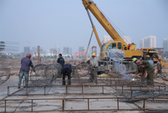 “建筑工人是新洪城大市场建设的实践者，同时也是这个市场发展的见证人。他们不辞辛苦，攻坚克难、日夜鏖战，甘于奉献，为江西人民奉献新洪城大市场这个精品工程，为新市场的建设保驾护航。让我们一起用镜头走进他们，记录他们，向“新洪城大市场建设者”致敬！
