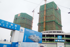 新洪城大市场项目施工现场彩旗飘飘，横幅高挂。2015年9月25日下午4时，随着第25层顶板最后一斗混凝土浇筑完成，标志着新洪城大市场主市场写字楼成功封底。