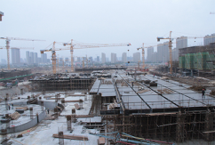 金九银十，不再专属房产销售、汽车销售，在建筑行业亦是如此。现在正值项目施工的黄金季节，新洪城大市场项目工地现场每日清晨8点不到已是一片繁忙作业的景象。截止到10月9日，新洪城大市场项目滨江B4地块6栋配套工程内部楼砌体已完成90%，外墙保温工程也同步开始施工。