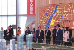 3月19日，意中交流协会主席朱裕华先生率访问团一行40余人莅临新洪城大市场项目参观视察，南昌县委书记、小蓝经开区党工委书记郭毅及相关部门领导，集团董事长刘如强、总经理余小玲等集团高层一同热情接待了意中交流协会访问团一行。