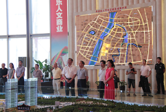 7月14日，由市人大常委会副主任戴晓明率领的市人大代表调研组一行十余人来到省市重大重点产业项目–新洪城大市场项目进行调研。南昌县委书记郭毅陪同调研，集团总经理余小玲，副总经理、股份公司总经理陈立群、股份公司副总经理谢运福等公司领导热情接待调研组一行。