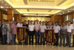 招商工作得民心，商户赠旗来感恩