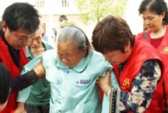 重阳节，洪大商户义工代表前往敬老院看望孤寡老人