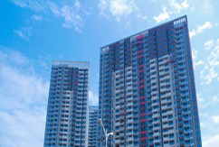 洪大赣江城一期正进行室外墙体涂料和水景景观、市政污水管网工程；