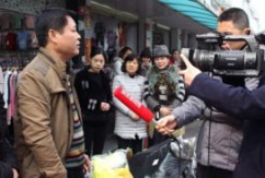 3月6日，洪大服装商会的会员和商户在会长邓小明的组织下，发起了一场向贫困山区贫困户捐献服装的公益活动，邓会长的提议立即得到了大家的积极支持和热烈响应，一晚就凑齐了一千套近万元全新的服装。