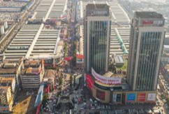 年关将近，已经有不市民正在洪城大市场选购年货，市场内人潮涌动，吆喝声、欢笑声不绝于耳，新年氛围越发浓厚。喜庆的春联、灯笼，好吃有味的干货、糖果、带着鸡年特色的装饰品等民俗年货日益红火。