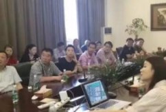 4月19日，洪大集团副总经理、商会会长陈立群，洪大集团党委副书记、商会党总支书记王跃军及集团相关领导，带领洪大各商、协会会长、支部书记及商户代表，来到新市场店铺样板房进行参观。