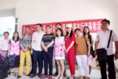 5月27日，洪大商会服装分会爱心人士在会长邓小明的带领下，带着近7万元的儿童服装来到了南昌县蒋巷镇，捐赠给当地家庭贫困的儿童，让小朋友们过一个开心温暖的快乐节日。