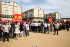 作为新洪城大市场重要配套项目，新洪城大市场配套物流项目开工仪式于5月13日隆重举行。相关政府领导，洪大集团常务副总经理姜泓声，集团副总经理、洪大股份公司总经理陈立群，集团党委副书记王跃军，集团董事会秘书贾林，集团财务总监刘刚，集团总经理助理刘向飞、集团董事龚林、集团董事程礼贵、集团企划推广总监刘宇青、集团公司总经理助理、洪大股份公司常务副总经理詹辉及洪大物业公司、商业营运公司、物流公司、酒店用品城公司等相关领导出席了此次开工仪式.