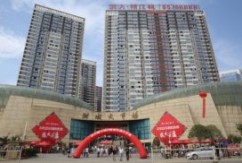 从昨日中午1点开盘选房，到晚上7点最后一位客户买定离手历时6个小时，洪大·赣江城2期首次开盘近800套房源全部售罄