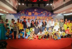 一场感人的“迎六一 大手牵小手,爱心在飞扬”爱心捐赠活动在洪大五楼多功能厅举行，现场西湖区政府领导、洪大集团副总经理陈立群、集团党委副书记王跃军、集团企划推广总监刘宇青及市场商户为46名孩子们送上爱心大礼包。