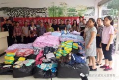 近日，江西连日来的特大暴雨，使得民众深受洪涝灾害。但是，雨水挡不住洪大人关心灾区人民的一片深情，受洪城大市场商会会长陈立群和商会党总支书记王跃军的委托，服装分会会长邓小明带领服装分会一行十余人顶着暴雨驱车前往婺源，身临灾区第一线，给灾民送去了300床被子、600多件衣服等灾区紧缺的物质，并带去了洪大商会领导及洪大爱心人士对灾区亲人的关怀和慰问。