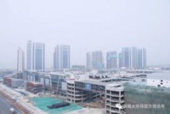 市场交易区北区B1-B6正进行内装吊顶喷涂工程，地下室砌筑、粉刷完成大部完成80%，玻璃幕墙安装接近尾声。