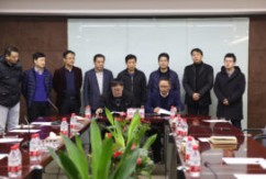  12月27日，洪大服装世界智慧化市场试点项目工作签约仪式在集团会议室隆重召开，集团常务副总经理姜泓声、集团副总经理陈立群、集团副总经理王跃军及洪大长薪公司、洪大运营公司、集团信息中心、集团企划部等各位领导，以及华为代理商江西瑞智公司代表、武汉万江龙公司代表等二十余人与会参加。