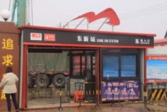 南昌地铁四号线自动工以来就备受关注特别是在新洪城大市场区域设有“八月湖路站”与“东新站”两站最近小编发现，“东新站”东入口站牌已经设立，十分醒目