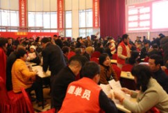 来自全国各地的客户
汇聚新市场展示中心
外面小雨稀稀，里面人潮涌动
各地人群在这里交织
各类方言在这里交流
现在，这里人山人海
目的只有一个
就是为了洪大名优商品交易中心