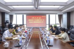 6月11日，南昌市红十字会党组书记、常务副会长潘凌，党组成员、副监事长梁璐，党组成员、挂职副会长侯正一行走访新洪城大市场、送奖到基层，集团党委书记余小玲、总经理陈立群、党委副书记王跃军热情接待。双方就共同发扬红十字会精神、推动慈善公益事业发展深入座谈交流。