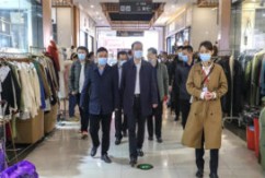    日前，南昌市成功入列全国商品市场优化升级20个试点城市。为切实推进相关工作有序开展，11月10日上午，市商务局副局长胡足卿、四级调研员陶东铭一行来访，调研洪城大市场优化升级专项工作。南昌县商务局副局长王燕，集团监事长刘向飞、党委副书记王跃军、副总经理龚林等陪同并座谈。