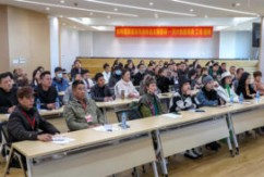  12月1日，由南昌市总工会主办，洪大集团党委、工会承办的送课下基层活动在洪大学院顺利举行。围绕“如何提高语言沟通表达”，2008年北京奥运会礼仪培训导师，省市电视台优秀节目主持人，礼仪、营销培训顾问周丽云教授奉献了一堂精彩的分享课程。公司职工、市场商户慕名而来，教室座无虚席。