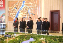 冬雨绵绵，挡不住如火热情。1月6日上午，中国工商银行江西省分行行长倪百祥一行莅临新洪城大市场、洪大集团总部参观考察，集团董事长刘如强、总经理余小玲、监事长姜泓声陪同。