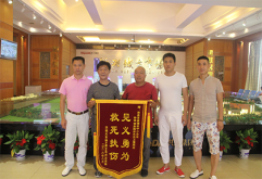 “我找了四天，终于找到了我们家儿媳妇的救命恩人！”来自洪城大市场A廊36号的商户徐党其无比激动地说道！8月24日上午，徐党其特意送来一面”救死扶伤、见义勇为”锦旗感谢商户况卫强的救命之恩。