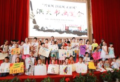 家风相连成民风，民风相融汇国风。7月28日下午，在新洪城大市场展示中心里面，大师云集、孩童欢笑、笔墨飞舞、琴声飞扬、热辣街舞、鼓声震天，这就是洪大集团党委、洪大商会举办的“兴家风、淳民风、正社风”三风书画笔会的现场呈现的景象。