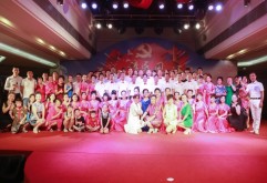 8月10日下午，由洪大集团党委主办，洪大商会党总支、洪大总商会协办的洪大“三风”文艺汇演活动，在洪大服装世界五楼多功能厅震撼上演。洪大人以歌曲、舞蹈、朗诵、乐器、民谣等多种组合形式，为现场观众呈现了一堂精彩纷呈的视听盛宴，赢得了现场观众阵阵掌声。