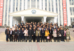 12月12日，洪大集团及南昌裤业协会组织60多位企业家来到江西服装学院，进行全方位的参观、考察及交流，探索校企合作的新途径。