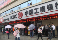 10月6日，新洪城大市场原租户资格认租的第二天，商户的热情持续高涨，认租现场排成了长龙，商户都期待第一时间完成新市场的商铺认租