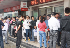 10月5日，对于洪城大市场的商户来说，一个具有历史意义的一天。今天启动了新洪城大市场原租户商铺认租 。小编在现场看到，虽然天气有点蒙蒙雨，但是丝毫阻挡不了商户的热情，大家一大早就在银行门口排起了长队早早的等待。