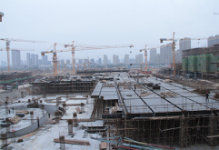 金九银十，不再专属房产销售、汽车销售，在建筑行业亦是如此。现在正值项目施工的黄金季节，新洪城大市场项目工地现场每日清晨8点不到已是一片繁忙作业的景象。截止到10月9日，新洪城大市场项目滨江B4地块6栋配套工程内部楼砌体已完成90%，外墙保温工程也同步开始施工。