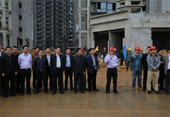 4月8日9时19分，随着洪大股份有限公司常务副总经理詹辉一声开工令下，新洪城大市场工地鞭炮齐鸣、烟花齐放，新洪城大市场项目配套工程-洪大赣江城二期工程正式开工。集团董事长刘如强亲临仪式现场，为项目开工助阵，集团高中层代表、项目建设单位、监理单位共计200余人参加了开工仪式。