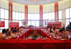 2016年6月28日上午，江西洪大集团 第七届董事会第四次会议和2015年度股东大会在新洪城大市场会展中心正式召开，集团董事长刘如强，集团全体董事，全体股东分别参加了此次会议，会议由董事长刘如强主持。