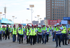 2016年8月13日，新洪城大市场项目迎来直营业务部2016年度年中会观摩。直营业务部经理张春轩、党委书记冉根敏带领各项目班子管理人员287人参加此次年中观摩会。