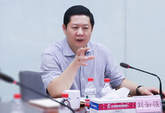 7月12日，集团召开2016年上半年经济工作会议，打破常规的工作总结模式，集中问诊和聚集当下工作的重点、盲点、痛点。洪大集团总经理余小玲主持会议，集团高管、总监，各部门、下属公司中层正副职参加会议。