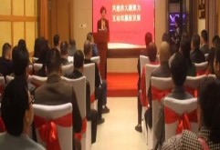 11月7日下午，百货区党员代表、会员代表欢聚一堂，共同举办了一场融合和谐的“共建洪大凝聚力、互动双赢促发展”活动。洪大集团副总经理、洪大商会会长陈立群，洪大集团党委副书记、洪大商会党总支书记王跃军，洪大集团企划总监刘宇青，洪大百货区的党员和会员代表等70余人出席了活动。