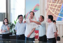 近日，南昌市委副书记谢一平莅临新洪城大市场项目视察，洪大股份公司常务副总经理詹辉、副总经理谢运福陪同。