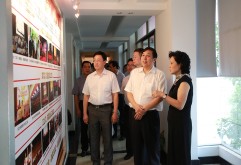 近日，市政协召开界别“三风” 进企业活动现场会。在市政协主席周关亲自带领下，由政协、国资委、市工商联、经济科技各界别、企业等各单位负责人近100余人组成的参观团，来到了“三风”进企业活动示范点之一的洪大集团参观。洪大集团党委书记、总经理余小玲，洪大集团副总经理、洪大商会会长陈立群，洪大集团纪委书记、洪大商会党总支书记王跃军及其它集团相关领导，洪大商会班子成员热情接待并陪同参观。