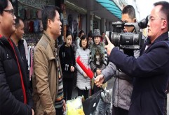 3月6日，洪大服装商会的会员和商户在会长邓小明的组织下，发起了一场向贫困山区贫困户捐献服装的公益活动，邓会长的提议立即得到了大家的积极支持和热烈响应，一晚就凑齐了一千套近万元全新的服装。