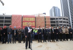 2017年1月9日上午，万众瞩目的新洪城大市场项目又迎来一重要里程碑时刻，随着B1模块最后一车混凝土的浇筑完成，标志着新洪城大市场项目市场交易区模块主体结构全部顺利完成封顶。