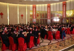 1月18日，一路同行·感恩有你—洪大集团2017“大市场·大融合·大发展”新春答谢会在新洪城大市场展示中心隆重举行。集团董事长刘如强、深圳诚坤公司董事长龚小萍、集团总经理、党委书记余小玲、集团监事会监事长姜泓声、集团副总经理、