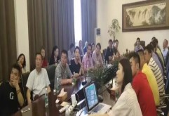 4月19日，洪大集团副总经理、商会会长陈立群，洪大集团党委副书记、商会党总支书记王跃军及集团相关领导，带领洪大各商、协会会长、支部书记及商户代表，来到新市场店铺样板房进行参观。