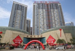 从昨日中午1点开盘选房，到晚上7点最后一位客户买定离手历时6个小时，洪大·赣江城2期首次开盘近800套房源全部售罄