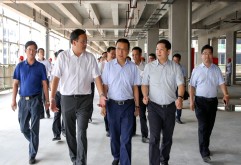 6月26日下午，南昌市委常委、常务副市长、新任洪城大市场改造领导小组组长肖玉文莅临新洪城大市场调研指导并召开现场调度会，市政府副秘书长、办公厅主任王耀，南昌县县长陈翔，及南昌县、西湖区和市直相关部门一行领导陪同。