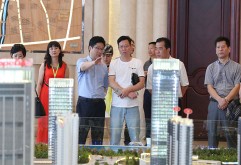 7月14日，洪大集团迎来2017杭产女装·意法城市探亲参观团郭福荣一行。集团副总经理陈立群，集团党委副书记王跃军，集团董事龚林等集团相关部门领导陪同。