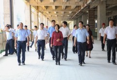 7月5日上午，由济南市委常委、市委统战部部长王拥华率队的济南市代表团莅临洪大集团考察。南昌市市委常委、市委统战部部长乐文红、市商务局局长吕娄、市委统战部副部长麦建宁、市商务局副局长黄信红、市规划局副局长陈长春等领导陪同