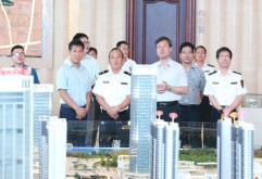  温珍才局长一行来到新洪城大市场展示中心首先了解了新洪城大市场项目相关规划设计及周边配套，并听取了目前项目建设进展，观看了新洪城大市场项目宣传和长薪文化旅游城规划设计片